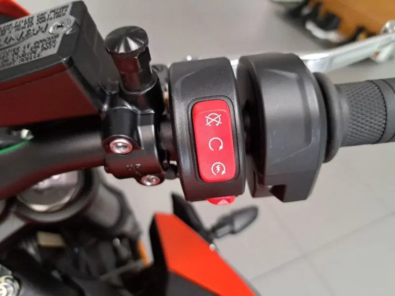 Triumph Street Triple 765 R (2023 - 26) (9)