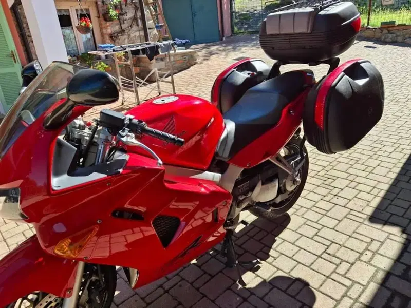 Honda VFR 800 (1998 - 01) (4)