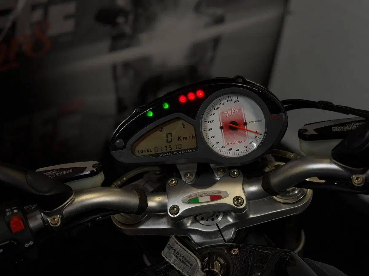 MV Agusta Brutale 910 R (2006 - 11) (13)
