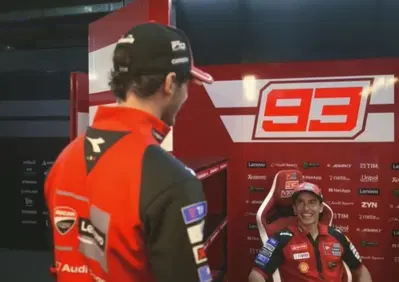 MotoGP 2026. GP di Spagna. Pecco Bagnaia scherza sul viaggio in Giappone di Marc Marquez: Ti piace fare rumore. Un weekend di alti e bassi nel box Ducati [VIDEO]
