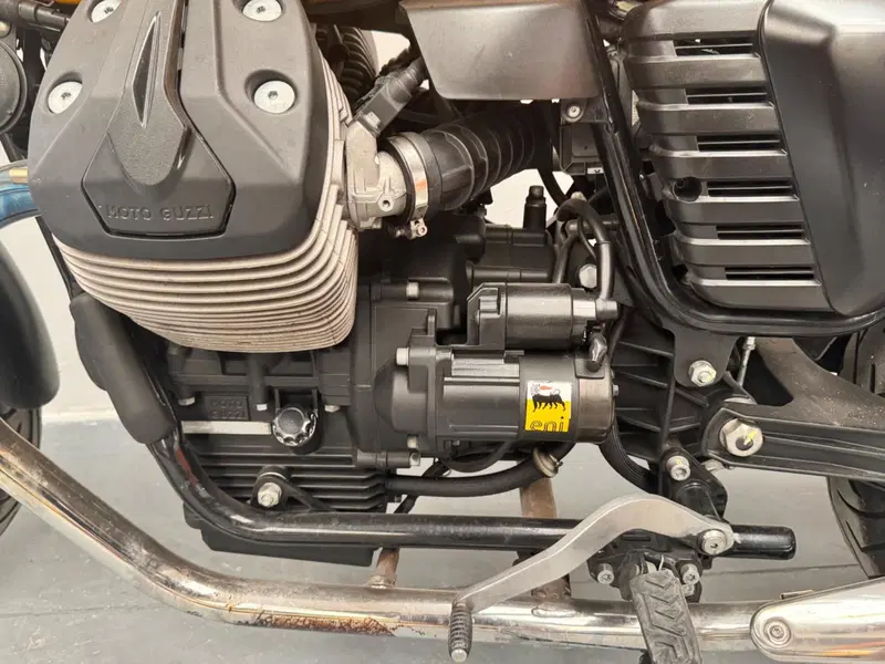 Moto Guzzi V7 II Stone (2015 - 17) (2)