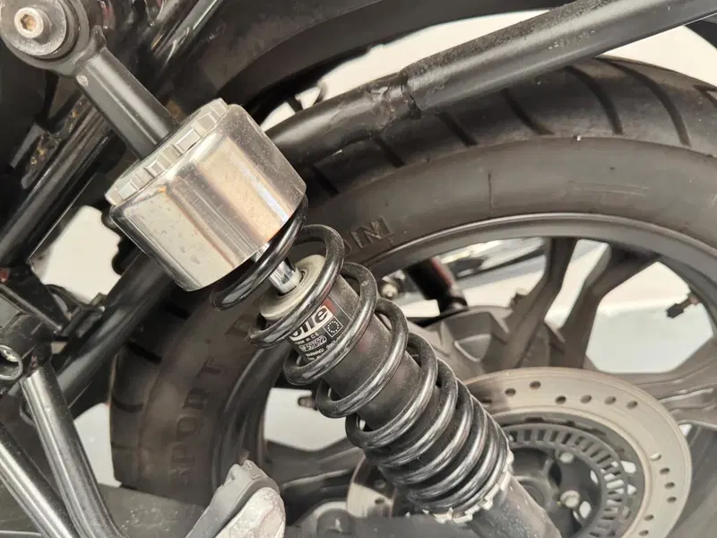 Moto Guzzi V7 II Stone (2015 - 17) (4)