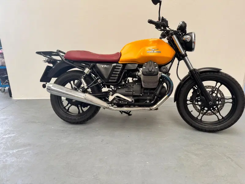 Moto Guzzi V7 II Stone (2015 - 17) (6)