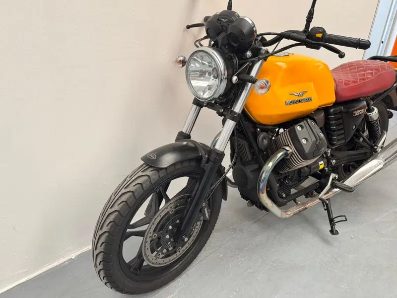 Moto Guzzi V7 II Stone (2015 - 17) (7)