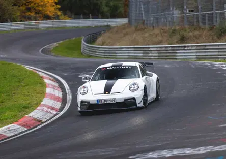 Porsche 911 GT3 con Manthey Kit, Güven sfiora il tempo della RS al Nürburgring: cinesi staccati di 14 secondi