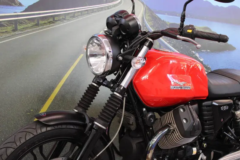 Moto Guzzi V7 Stone (2012 - 15) (8)