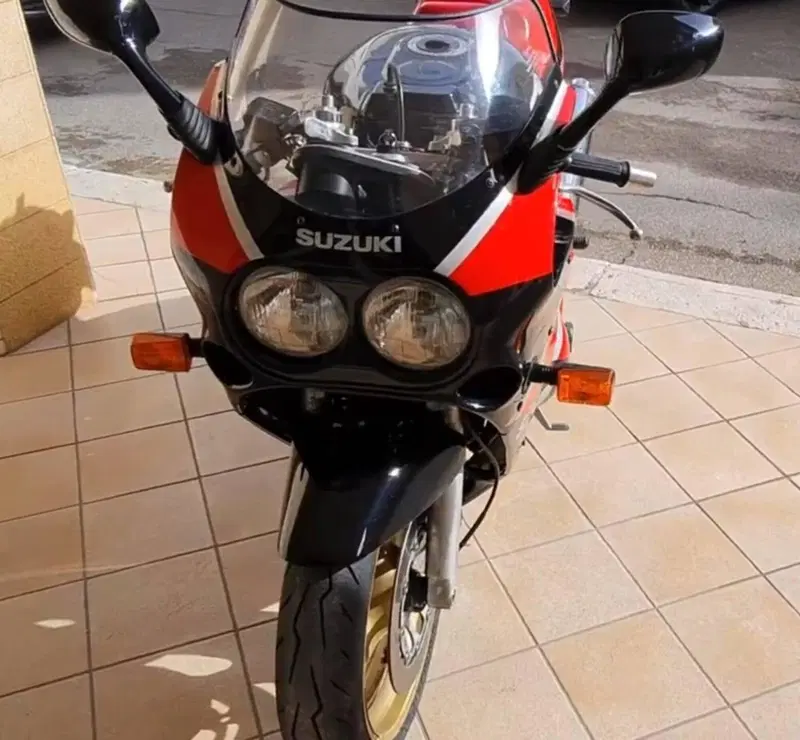 Suzuki GSX 1100 R Mod 89 (2)