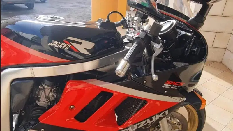 Suzuki GSX 1100 R Mod 89 (3)