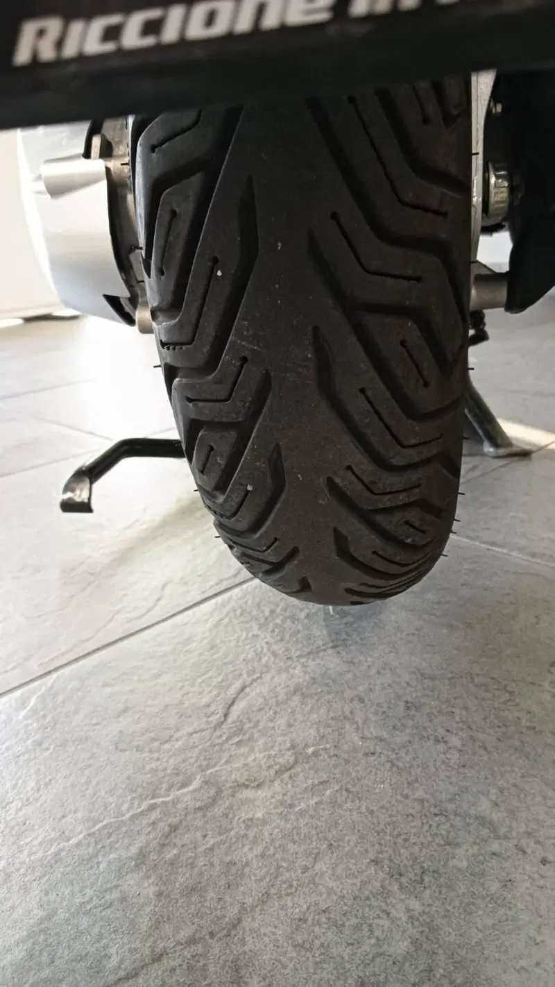 Vespa GTS 300 Super Tech (2023 - 24) (9)