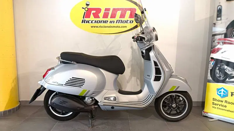 Vespa GTS 300 Super Tech (2023 - 24) (2)