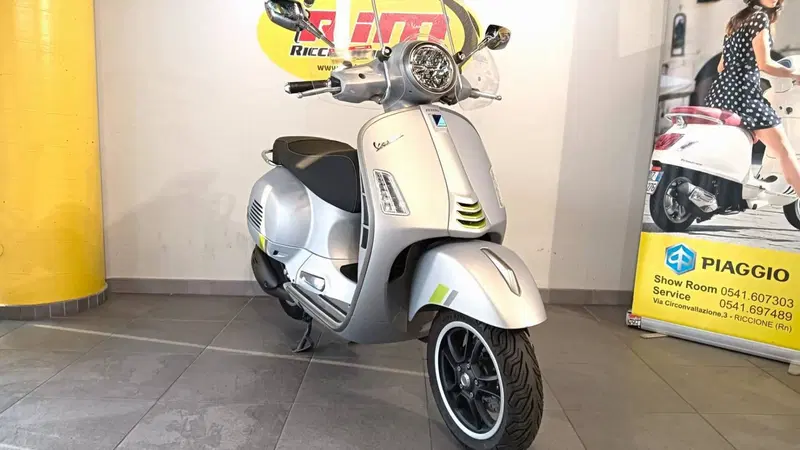 Vespa GTS 300 Super Tech (2023 - 24) (3)