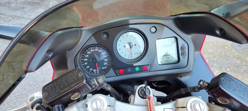 Honda VFR 800 (1998 - 01) (3)