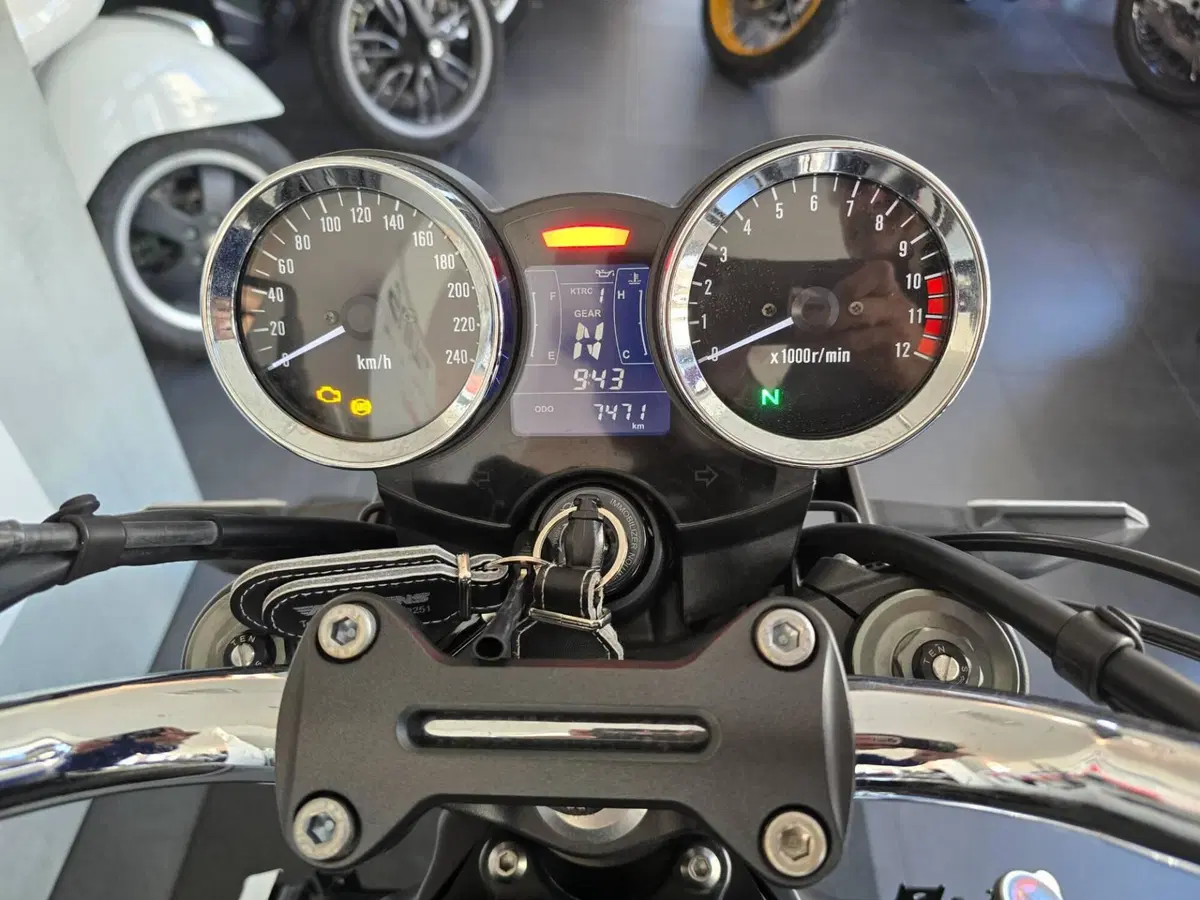 Kawasaki Z 900 RS (2022 - 25) (12)