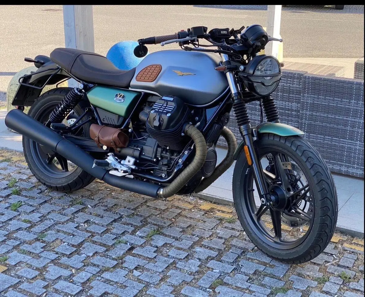 Moto Guzzi V7 Stone Centenario (2021 - 22) (2)