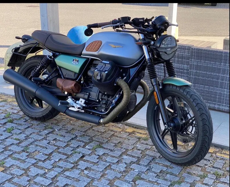 Moto Guzzi V7 Stone Centenario (2021 - 22) (2)