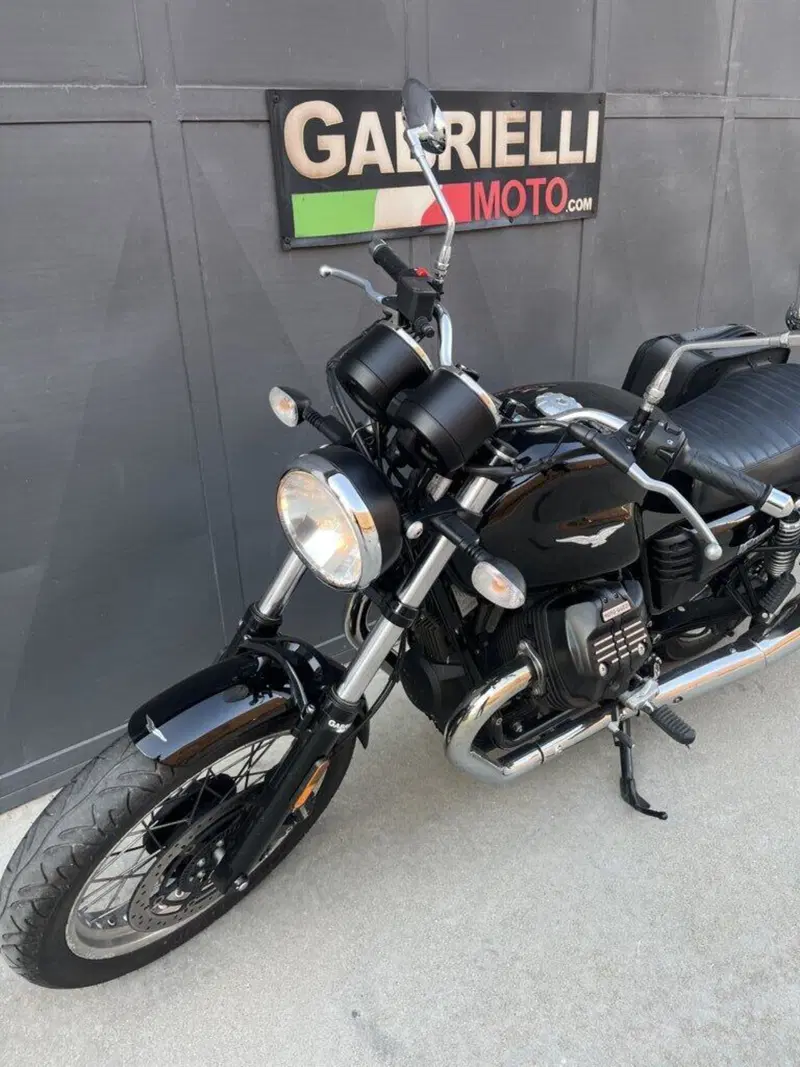 Moto Guzzi V7 III Stone (2017 - 20) (2)