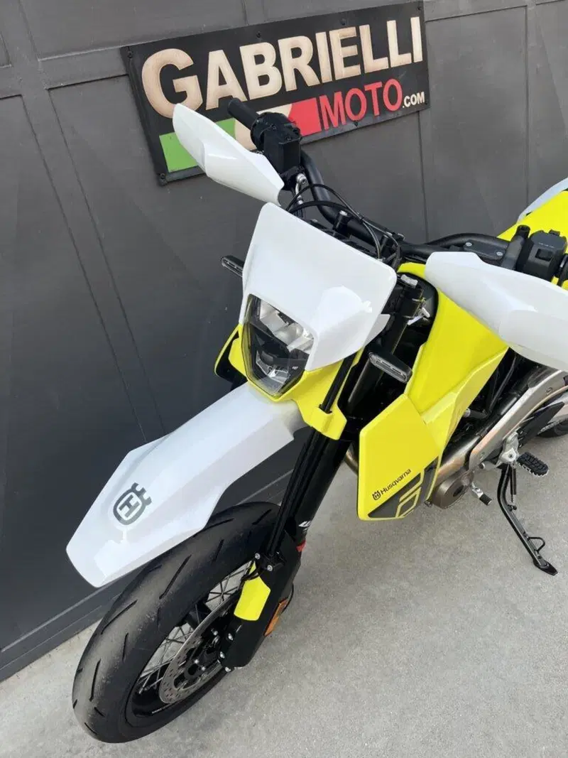 Husqvarna 701 Supermoto (2026) (2)