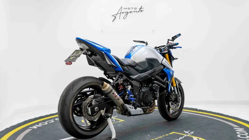 Suzuki GSR 750 (2010 - 15) (2)