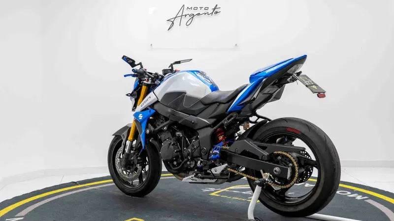 Suzuki GSR 750 (2010 - 15) (4)