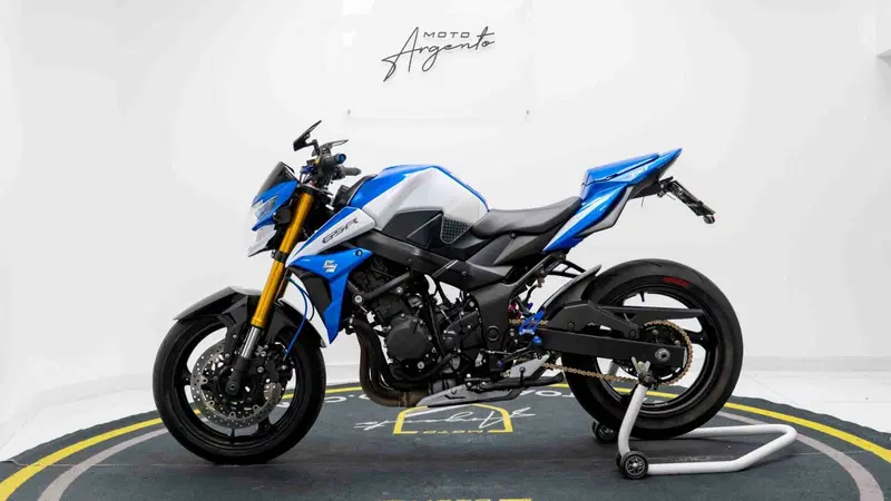 Suzuki GSR 750 (2010 - 15) (5)