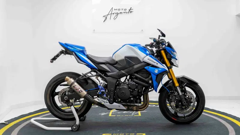 Suzuki GSR 750 (2010 - 15) (9)