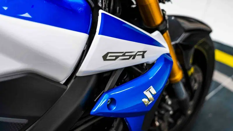 Suzuki GSR 750 (2010 - 15) (13)