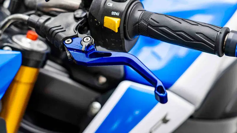 Suzuki GSR 750 (2010 - 15) (16)