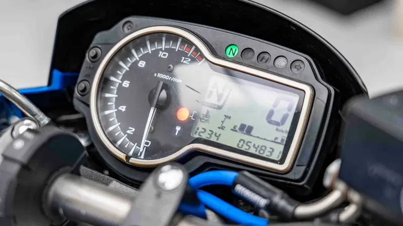 Suzuki GSR 750 (2010 - 15) (20)
