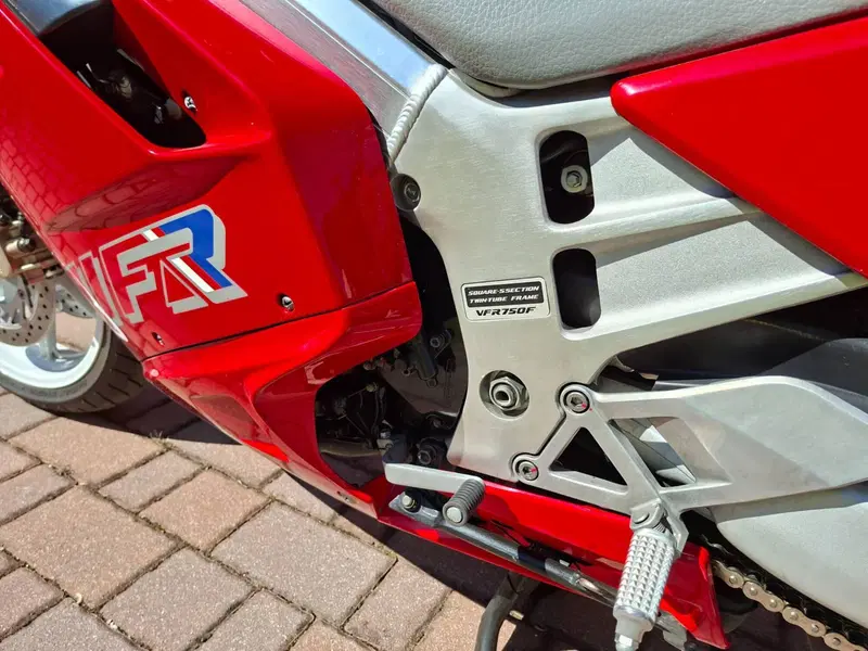 Honda Vfr 750 f (4)