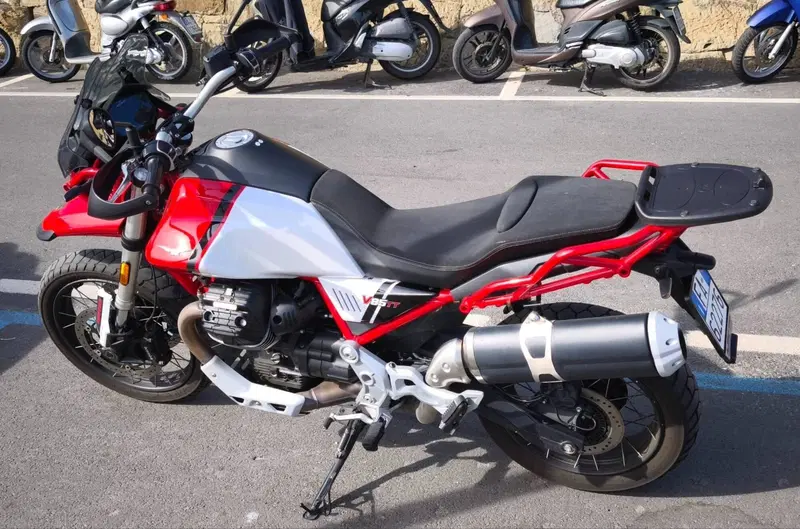 Moto Guzzi V85 TT Evocative Graphics (2021 - 23) (2)