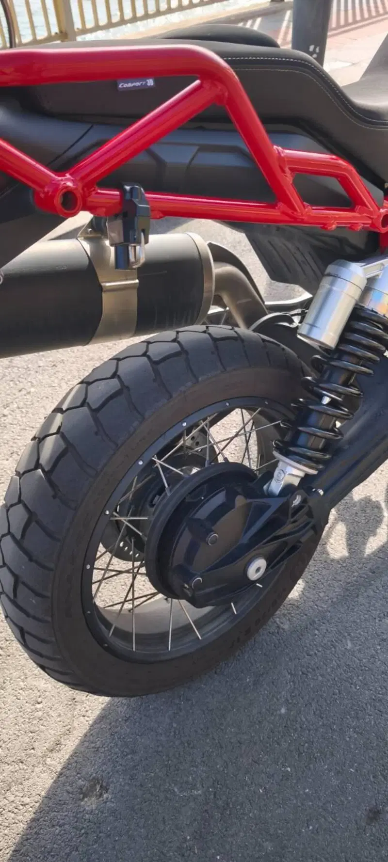 Moto Guzzi V85 TT Evocative Graphics (2021 - 23) (4)