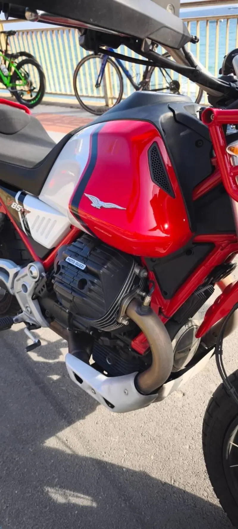 Moto Guzzi V85 TT Evocative Graphics (2021 - 23) (5)