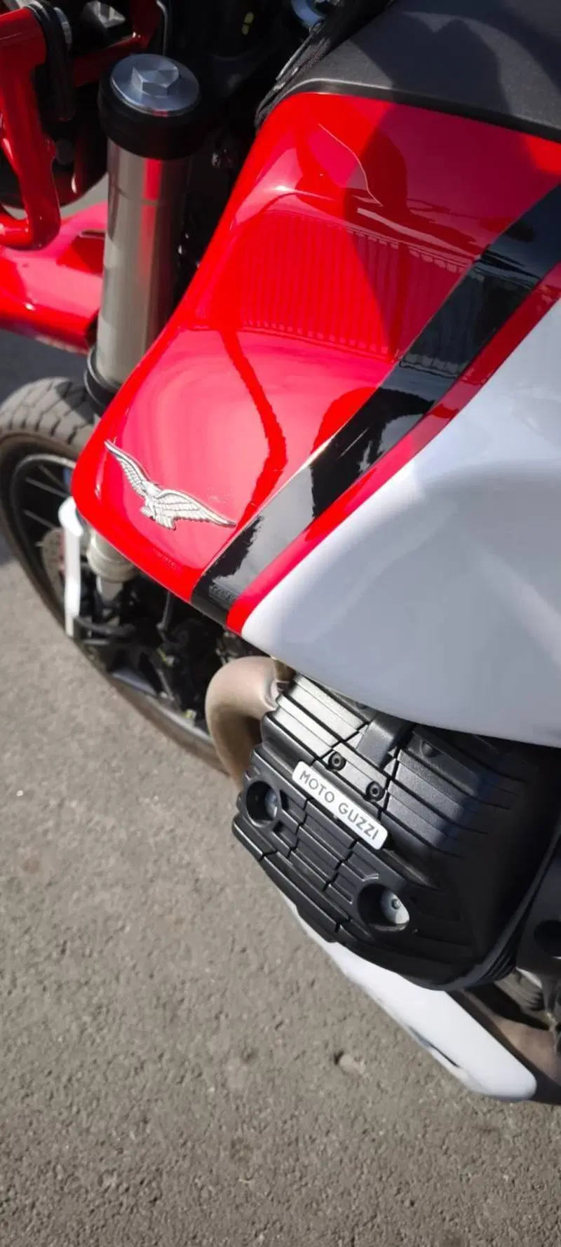 Moto Guzzi V85 TT Evocative Graphics (2021 - 23) (9)