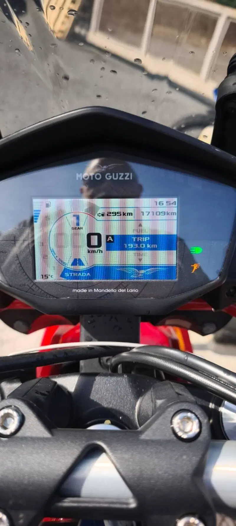 Moto Guzzi V85 TT Evocative Graphics (2021 - 23) (10)