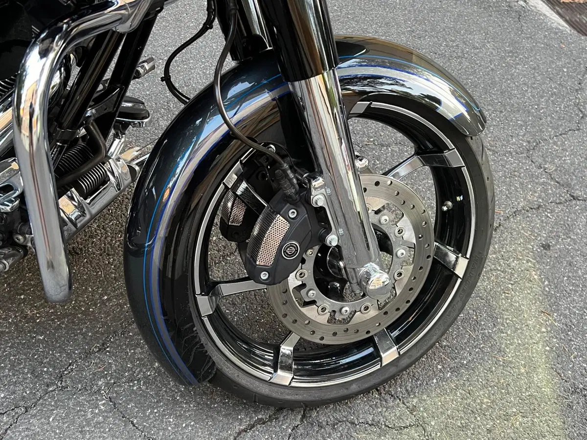 Harley-Davidson 1800 Road Glide Custom (2013) - FLTRXSE (4)