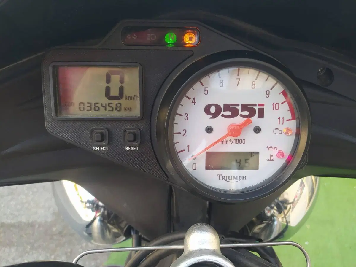 Triumph Speed Triple 955 (2002 - 04) (8)