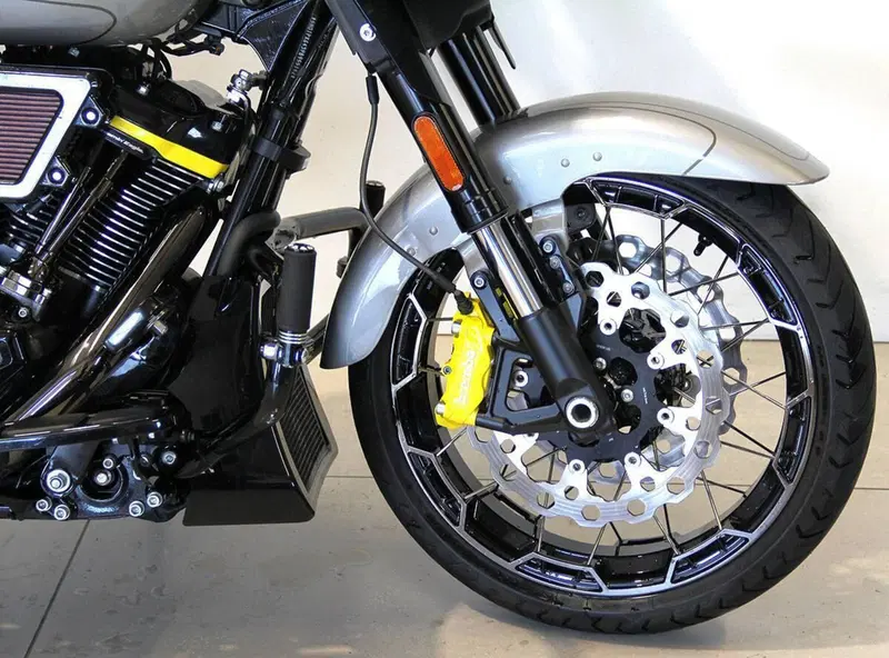 Harley-Davidson CVO Street Glide (2023) (2)