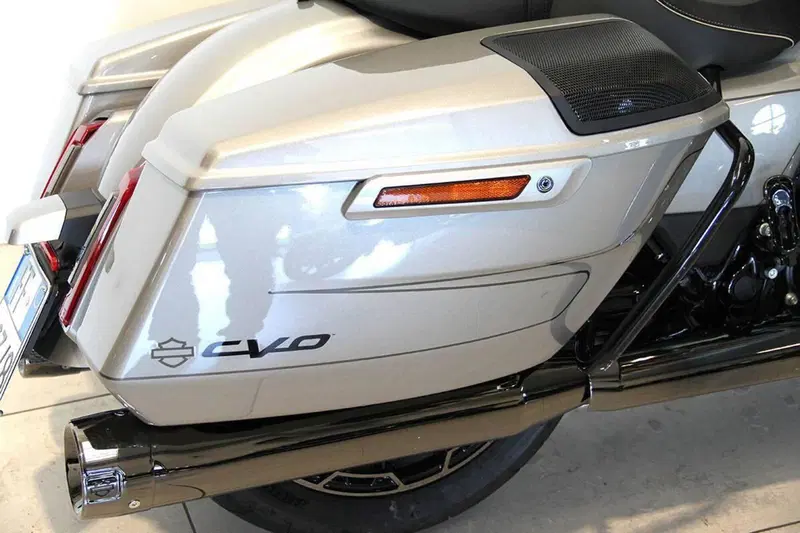 Harley-Davidson CVO Street Glide (2023) (6)