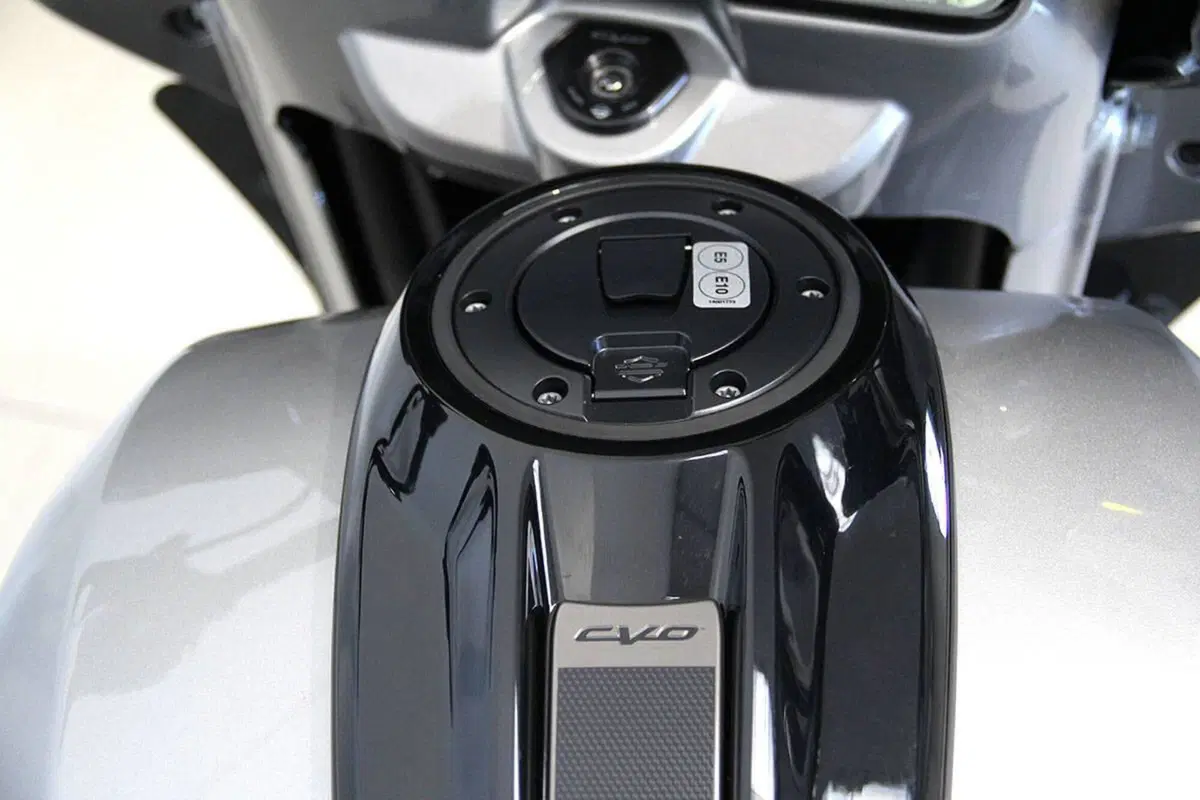 Harley-Davidson CVO Street Glide (2023) (12)