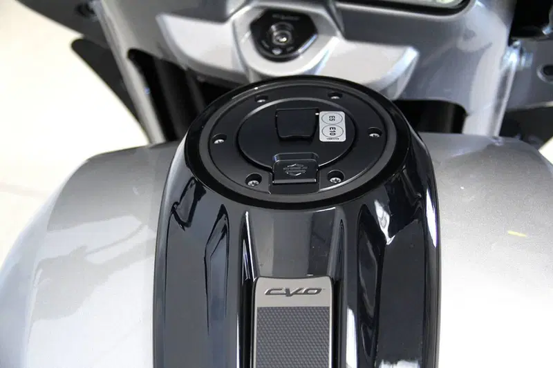 Harley-Davidson CVO Street Glide (2023) (12)