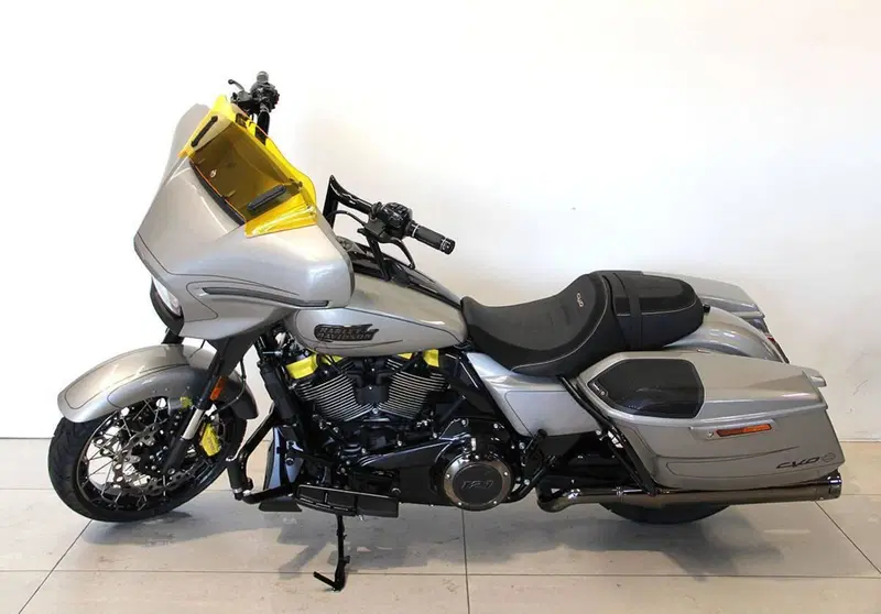 Harley-Davidson CVO Street Glide (2023) (16)