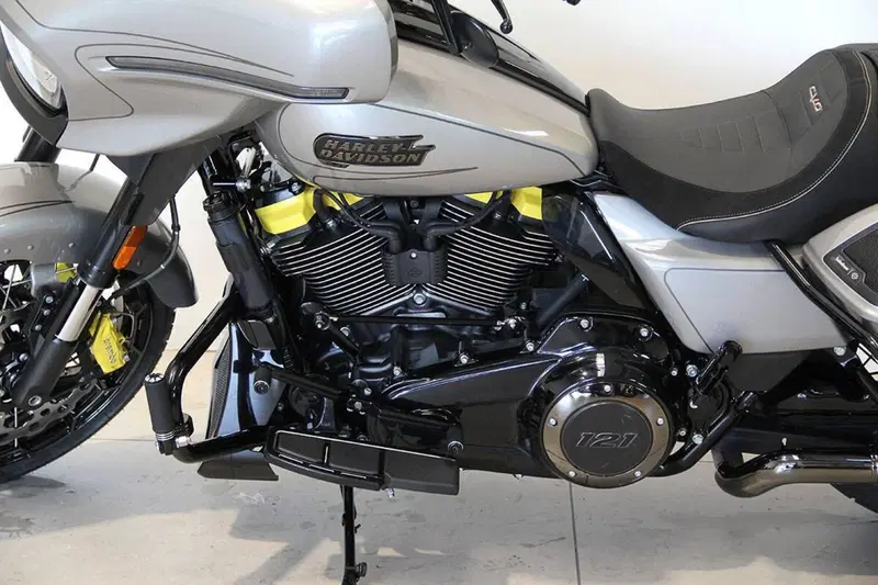 Harley-Davidson CVO Street Glide (2023) (18)