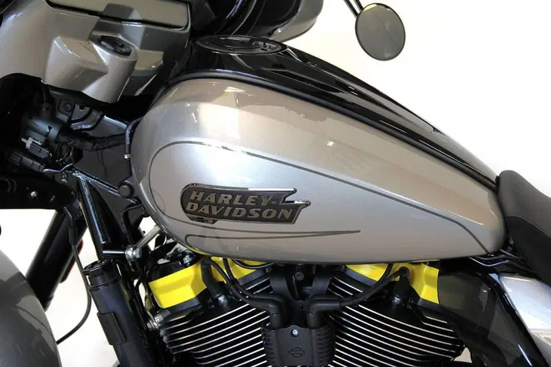 Harley-Davidson CVO Street Glide (2023) (20)