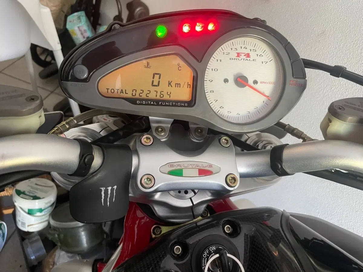 MV Agusta Brutale 750 S (2002 - 06) (2)