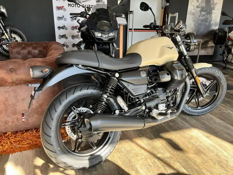 Moto Guzzi V7 Stone (2025 - 26) (3)