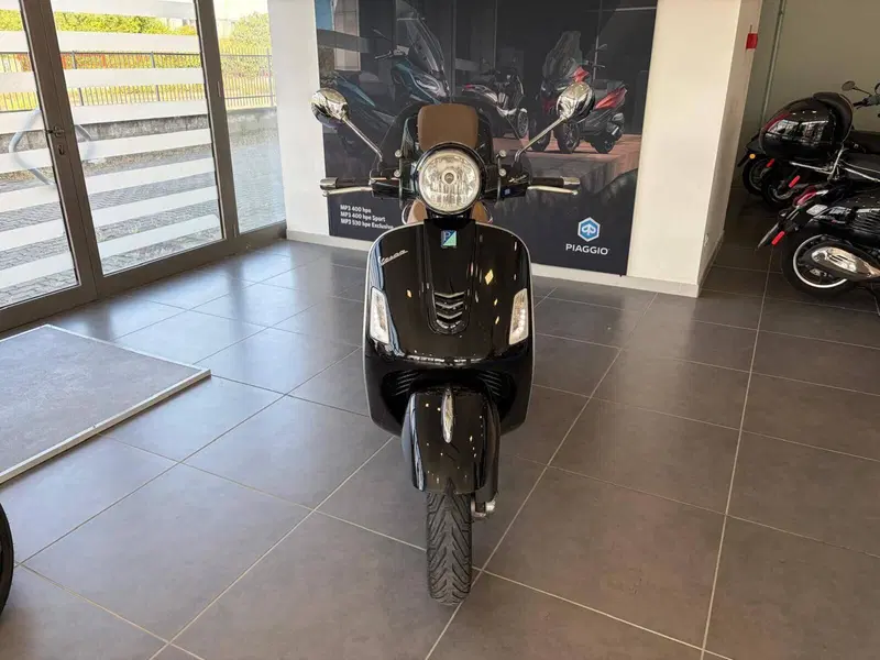 Vespa GTS 300 (2017 - 18) (2)