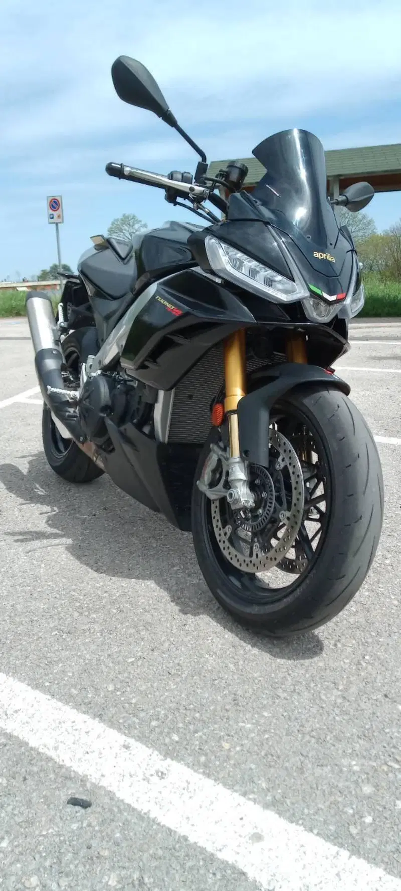Aprilia Tuono V4 Factory (2021 - 24) (2)
