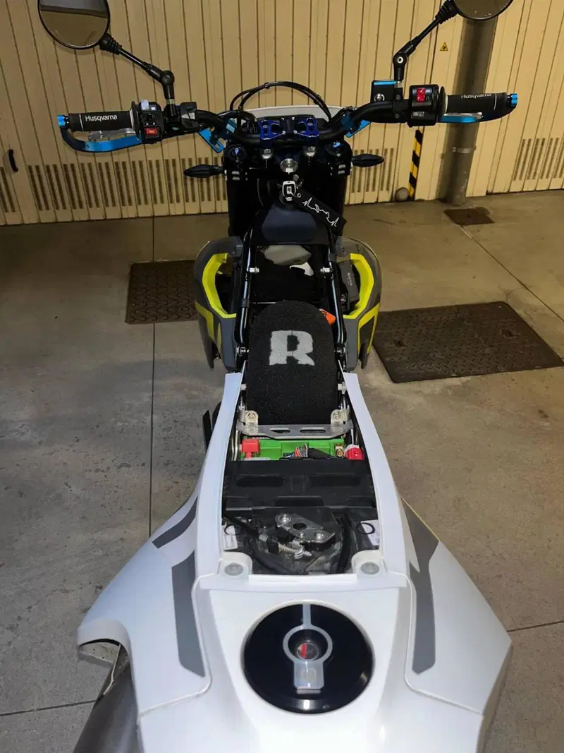 Husqvarna 701 Supermoto (2023 - 25) (12)