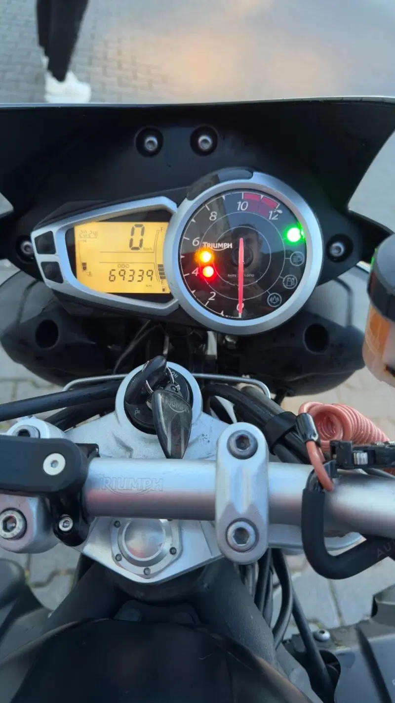 Triumph Speed Triple 1050 R (2011 - 13) (10)