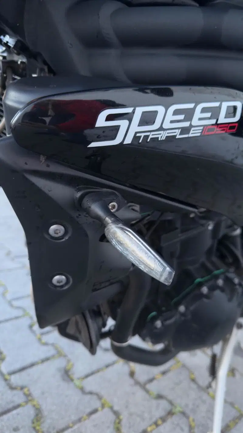 Triumph Speed Triple 1050 R (2011 - 13) (13)